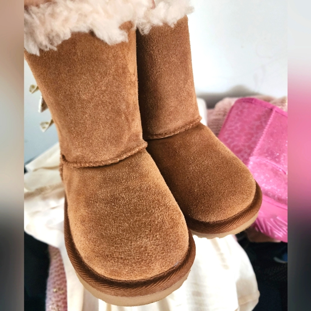 **SOLD** UGG Bailey polka dot bow boots